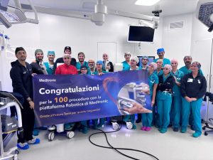 Ospedale Isola Tiberina: raggiunti i primi 100 interventi con la piattaforma robotica Hugo™ Medtronic