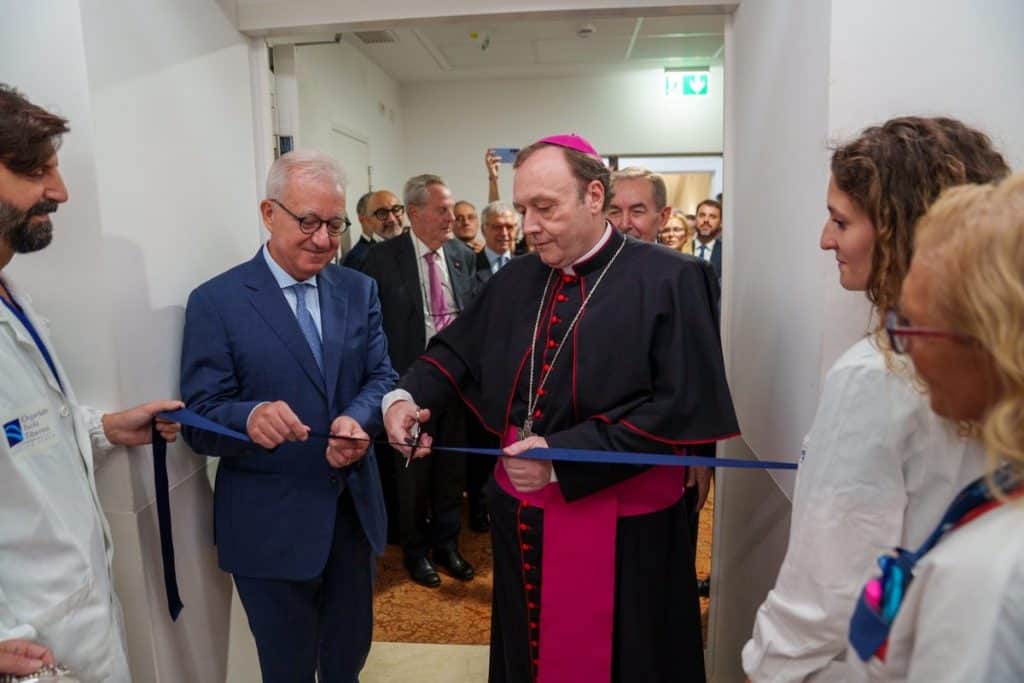Taglio del nastro della nuova Maternità dell’Ospedale Isola Tiberina alla presenza di autorità e personale sanitario